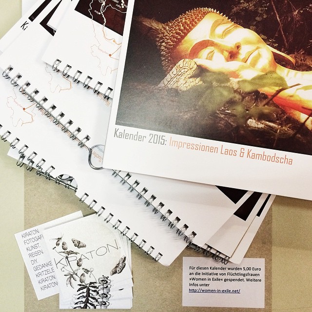 Die Kalender sind da!!! Sie sind ganz großartig geworden. Die Farben - ein Traum. Alle, die einen Kalender bestellt oder gewonnen haben, bekommen demnächst Post von mir. Achja, vergiss nicht, falls du einen Kalender bei mir bestellt hast, mir noch die 10 € plus Porto zu überweisen. Eine entsprechende Mail sende ich heut noch einmal zu. Achja & ich hab jetzt auch Visitenkarten, wie ihr unten links im Bild sehen könnt.