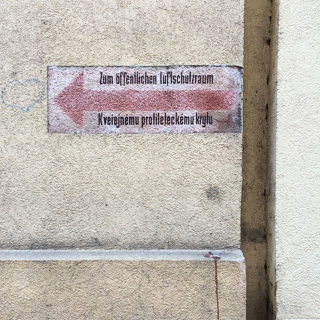 Zum öffentlichen Schutzraum. | Kveiejnèmu profileleckému krylu.
