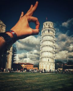 Ups, jemand tut so, als ob er mit der Hand gegen den schiefen Turm von Pisa schnipst.