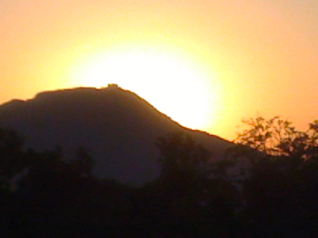 Sonnenuntergang hinter den Bergen Pushkars Sonnenuntergang hinter den Bergen Pushkars