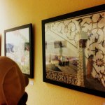 Schweinchen schaut sich die Ausstellung an.