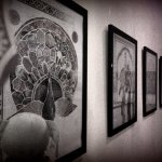 Schweinchen schaut sich die Ausstellung an.