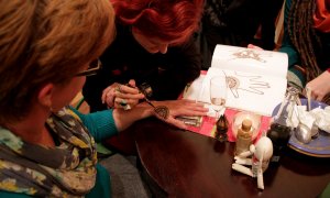 Kunstvolle Henna-Bemalung im Rahmen der Finissage »Incredible India.«