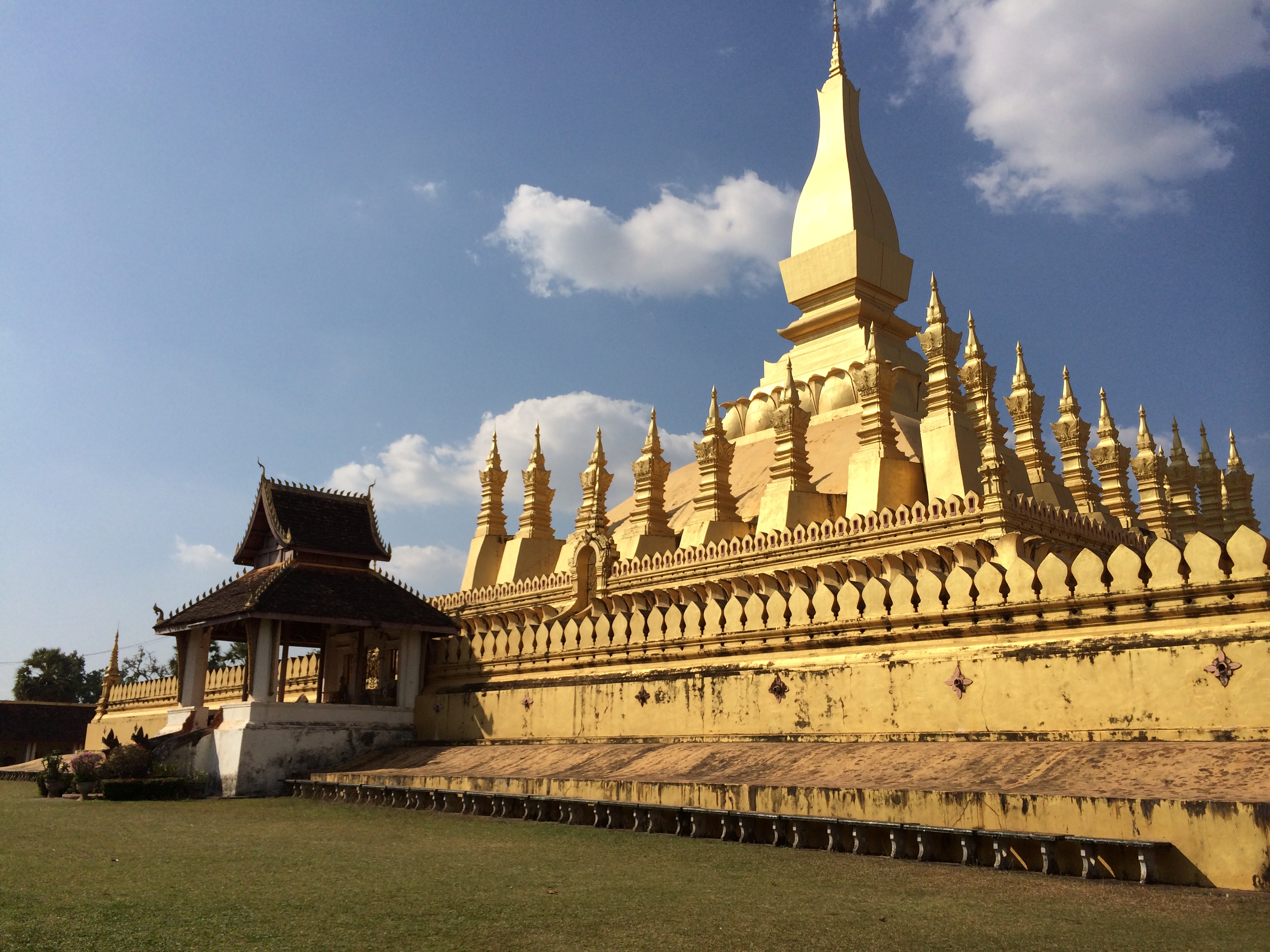 Vats, der Triumpfbogen von Vientiane & eine Lao-Massage.