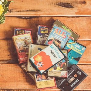 Neulich bei meiner Oma fand ich die Kassetten-Sammlung aus Kindheitstagen wieder. Immer wenn ich mit meinem Bruder & meiner Cousine dort war, haben wir uns #Hörspiele und Paul Lincke-Melodien angehört. Meine Oma meinte, ich kann sie mit nehmen & nun hör ich sie in Endlosschleife daheim. __________ 18/31 Playlist bei #MeettheBloggerDE Meist höre ich @radioeins, da ich die Mischung aus guter Musik & Informationen mag. Wenn mir nach etwas anderem ist, leg ich @mia.official auf oder die @thejezabels und Tanz dazu wild durch die Wohnung ... Ja und heimlich schwing ich - seitdem die Kasetten bei mir sind, auch zu Paul Lincke das Tanzbein.