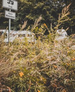 Meine liebste Unterkunft. Meine liebste Unterkunft?! Ganz klar unsere Hilde! Unser fahrendes Domizil. Wohn-, Arbeits-, Schlafzimmer in einem. Eine Küche ist auch drin. Und ein wenig frisch machen kann ich mich auch. Was will ich mehr?! Seit gut 3 Jahren leistet uns die T3-Bulli-Lady gute Dienste und bringt es stets wohlbehalten ans Ziel. Welches ist deine liebste Unterkunft? Schreib mir doch davon in den Kommentaren.