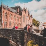 Bewusst Reisen, einfach mal Inne halten, sich beispielsweise auf eine der schönen Brücken in Brügge setzen, das bunte, wusselige Treiben an sich vorbei ziehen lassen und einfach den Moment genießen.