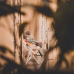 Mein Lieblingsplatz. ... Verbirgt sich direkt hinter den Sonnenanbeter*innen. Gestern, am Sonntag, lagen dort mein alter Ego Ferkel und seine Kumpels in ihren Liegestühlen auf der Fensterbank meines Schlafzimmers. Ich liebes es, sonntags aufzuwachen, und aus dem Fenster zu schauen. Da meine Wohnung im zweiten Stock, das Bett direkt am Fenster & die Matratze mit dem Fensterbrett abschließt, hab ich einen herrlichen Blick ins Grüne. Und wenn mir dann noch der Freund einen frisch aufgebrühten schwarzen Tee aus Bett bringt, dann kann der Tag eigentlich nur perfekt werden. Heute, am 1. August startet die #instagramchallenge von @heldenwetter @ @annanikabu unter dem Hashtag #reisebilder. Wenn du mehr erfahren willst, schau doch einfach auf ihre Profile und mach mit. ... Und als erste Thema heute ist - na, du hast es sicher längst erraten - "Mein Lieblinngsort".