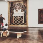 »Das letzte Abendmahl« von Gustave Van de Woestyne im Groeningemuseum in Brügge. Jede Reise bringt wunderbare Erinnerungen mit sich, das ich mich nicht auf eine festlegen will. Zu einem Highlight meines Brügge-Besuches gehört definitiv der Besuch des Groeningemuseum in Brügge. Vorallem dieses Gemälde hier hat mich aufgrund seiner Monumentalität und Aussagekraft besonders beeindruckt. Und während ich es gerade betrachtete, kam diese Familie – die beiden Mädchen stürmten voran – und blieben vor dem Bild stehen/liegen und unterhielten sich über das Bild. Ein wunderbarer Moment, den ich einfach einfangen musste.