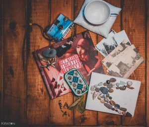 Urlaubsmitbringsel und Souvenirs - neben den individuellen Erinnerungen, Gefühlen und Gerüchen sind es bei mir oft leckere Gewürze, ein Stein, eine Muschel, 'ne schöne alte Postkarte oder ein Bild, dass Unmengen an Fotos ein besonderes Buch oder einen schönen Gebrauchsgegenstand. Alles Dinge, die einen Nutzen haben und/oder nicht viel Platz weg nehmen und mich so jederzeit zurück bringen an einen wunderbaren Ort. Hier noch ein paar Tagen Infos zu den abgebildeten Dingen auf dem Bild: die Tasse samt Unterkissen ist aus Wroclaw, das wunderbare Buch mit Scheerenschnitten und die Postkarten sind aus Brügge, der Schwarze Sand plus Steine aus Island, das Bild mit den, von Torsten und Ferkel gesammelten und aufgeklebten, Steinen symbolisiert Kroatien. Die kleine Sardinen-Dose mit der Figur darin brachte ich mir aus Lissabon mit und die Gewürze aus Indien.