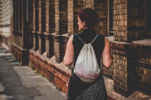 Ohne ... gehe ich nie auf Reisen. Neben meiner Zahnbürste geh ich eigentlich nie ohne mein alter Ego Ferkel auf Reisen. Ja, und meine Kamera ist eigentlich auch immer mit dabei. Diese Aufnahme ist übrigens von @bibaberndi und die Nachbearbeitung von mir. Sie entstand im Rahmen des DIY-Projektes »Reclaim the Streets«.