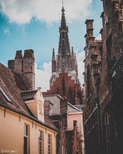 Strahlend Blau – für die Fotografie nicht wirklich das Ideal, für Sonnenanbeter*innen schon. Ich liebe am blauen Himmel die Wolken, die diesem Struktur & Charakter geben. Daher war das Wetter für den Wochendtrip nach Brügge ideal: ein Wechsel aus Sonne & Wolken ... und nicht zu heiß.