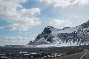 Manche Strecken legt man besser zu Fuß zurück, andere mit dem Auto. Ich liebe es, in der Natur zu sein, ein kleine Wanderung zu unternehmen. Genauso toll ist, mit dem Auto unterwegs zu sein und die Landschaft an sich vorbei ziehen zu lassen, wie in Island auf der Route One.