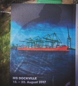 10 Jahre #msdockville. Musik. Kunst. Festival. Altbekannte Kulisse. Wieder einmal gelungen in Szene gesetzt. Neue Musik kennen lernen. Kunst entdecken. Abfeiern zu alt bekanntem. Und am Ende ... "Wir sind (noch nicht) komplett im Arsch." #feinesahnefischfilet Das war ein gelungener Auftakt gestern. Gleich geht's wieder los. Ich freu mich.