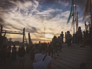 10 Jahre #msdockville. Musik. Kunst. Festival. Altbekannte Kulisse. Wieder einmal gelungen in Szene gesetzt. Neue Musik kennen lernen. Kunst entdecken. Abfeiern zu alt bekanntem. Und am Ende ... "Wir sind (noch nicht) komplett im Arsch." #feinesahnefischfilet Das war ein gelungener Auftakt gestern. Gleich geht's wieder los. Ich freu mich.