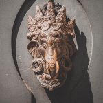 Fremde Kulturen. Was ist fremd. Was ist bekannt. Welche Kultur ist mir eigen, welche anderen. Mit dem Thema »FremdeKulturen«, der Instagram-Challenge #reisebilder. Schon länger beschäftige ich mich kritisch mit dem Kulturbegriff und daher sträubte es sich mir innerlich ein scheinbar plakatives Bild eines anderen Kulturkreises zu wählen. Da auch ich sicher je nach Kontext verschiedenen Kulturkreisen zuzuschreiben bin oder mir einst fremdes mittlerweile vertrauter ist, bei anderen Menschen mir bekannte Strukturen wieder entdecke, ... Daher finde ich mittlerweile den Begriff der Transkultur – der Durchlässigkeit von Kultur – sehr passend in der heutigen Zeit, denn überall, wo Menschen aufeinander treffen, findet ein Austausch statt - in beide Richtungen. Nach längerem hin und her, entschied ich mich schließlich für diesen Türklopfer hier, den ich neulich bei einem Spaziergang durch Brügge fand.