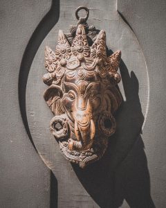 Fremde Kulturen. Was ist fremd. Was ist bekannt. Welche Kultur ist mir eigen, welche anderen. Mit dem Thema »FremdeKulturen«, der Instagram-Challenge #reisebilder. Schon länger beschäftige ich mich kritisch mit dem Kulturbegriff und daher sträubte es sich mir innerlich ein scheinbar plakatives Bild eines anderen Kulturkreises zu wählen. Da auch ich sicher je nach Kontext verschiedenen Kulturkreisen zuzuschreiben bin oder mir einst fremdes mittlerweile vertrauter ist, bei anderen Menschen mir bekannte Strukturen wieder entdecke, ... Daher finde ich mittlerweile den Begriff der Transkultur – der Durchlässigkeit von Kultur – sehr passend in der heutigen Zeit, denn überall, wo Menschen aufeinander treffen, findet ein Austausch statt - in beide Richtungen. Nach längerem hin und her, entschied ich mich schließlich für diesen Türklopfer hier, den ich neulich bei einem Spaziergang durch Brügge fand.