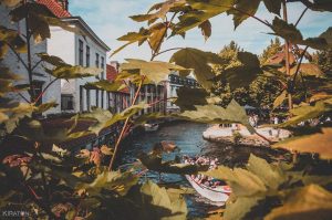 Bewusst reisen. Bewusst Reisen. Bewusst Wahrnehmen. Bewusst Erleben. Ob mit oder ohne Kamera – ich bin immer auf der Suche nach dem, was oft nicht auf dem ersten Blick sichtbar ist, an dem mensch schnell vorbei huscht. So entstand auch diese Aufnahme auf einen der Kanäle in Brügge in Flandern.