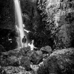 Torsten steht vor einem Wasserfall in Island.