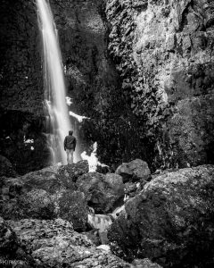 Torsten steht vor einem Wasserfall in Island.