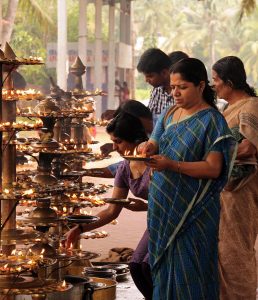 Reisebegegnungen. 2014 war ich zu einer indischen Hochzeit meiner Freundin Anjali eingeladen. Es war traumhaft schön und wir lernten dort auch die Familie ihres jetzigen Mannes kennen. Seitdem sind wir alle lose über die sozialen Netzwerke miteinander verbunden und freuen uns, wenn es mit einem Wiedersehen klappt.