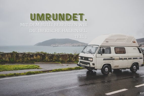 Weißer VW-Bulli auf der rechten Seite. Dahinter die Bucht von Fin de la Tierra, Cabo Fisterra